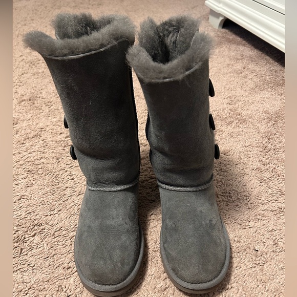 Girls UGG Bailey Button Triplet II Boot - Picture 2 of 6